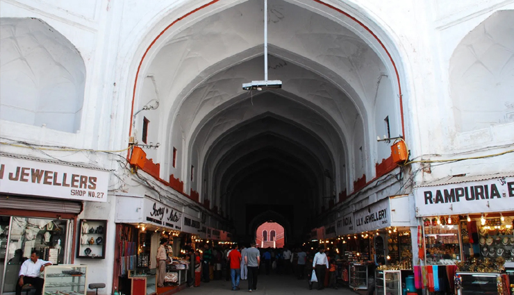 shopping in delhi,best markets to go shopping in delhi,delhi market,delhi travel,delhi holidays,chandni chowk,daryaganj book market,nai sarak,chhata chowk bazaar,the state emporiums,connaught place,khan market,trvel,holidays,travel guide,travel tips