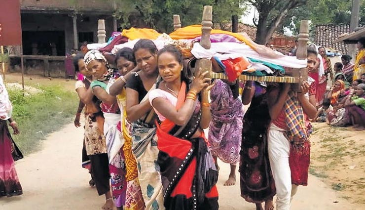 अंधविश्वास के चलते पुरुषों ने नहीं उठाया प्रसूता का शव, महिलाओं ने निकाली अंतिम यात्रा, गांव के बाहर दफनाया