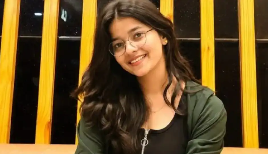 उज्जैन जा रही कार ट्रक में घुसी, हाथरस की यूट्यूबर छवि की मौत, मां ने भी तोड़ा दम
