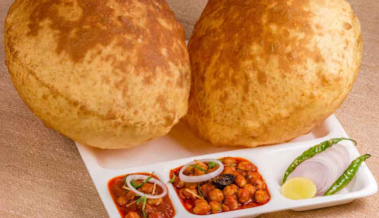 delhi street food delights,must-try street food in delhi,exploring delhi mouthwatering street cuisine,best street food vendors in delhi,iconic delhi street food you should not miss,culinary delights of delhi streets,authentic street food experiences in delhi,tasting the flavors of delhi street cuisine,delhi famous street food joints,experiencing the vibrant street food scene in delhi