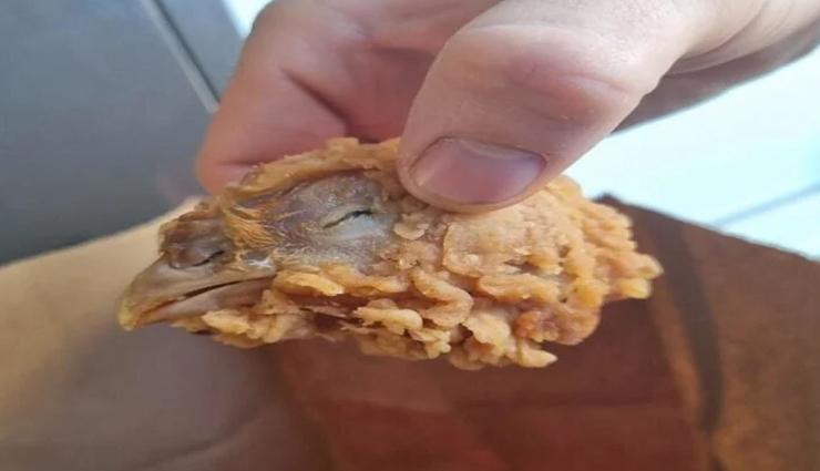 KFC से मंगाए हॉट विंग्स के डिब्बे में निकला चिकन का पूरा सिर, देखकर आप भी रह जाएंगे हैरान