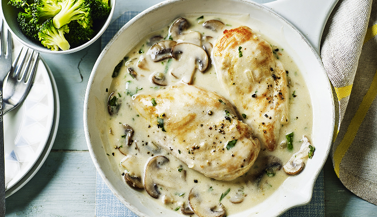 light chicken dinner,chicken in mushroom sauce,healthy chicken recipe,easy chicken dinner,creamy mushroom sauce,low-calorie chicken recipe,quick chicken meal,healthy dinner ideas,chicken and mushrooms,easy weeknight dinner