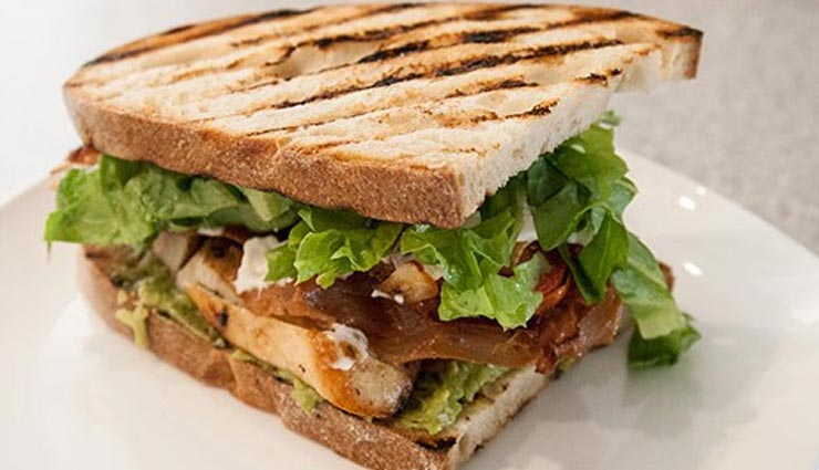 चिकन सैंडविच लेने लाइन में खड़ा था शख्स, हुई कहासुनी, पीछे खड़े व्यक्ति ने गुस्से में किया ये काम 