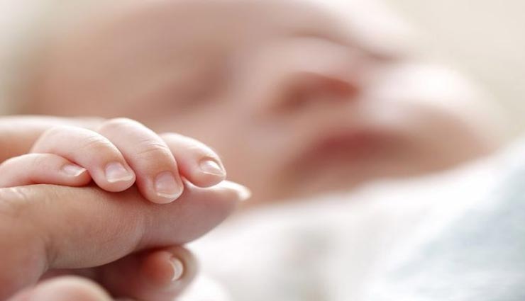 ये कैसी अमानवीयता : गड्‌डे में मिला नवजात का शव, लिपटा था रुई और अखबार में