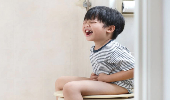 बच्चों के लिए परेशानी बनती हैं कब्ज की समस्या, इन 10 उपायों से मिलेगा उन्हें आराम 
