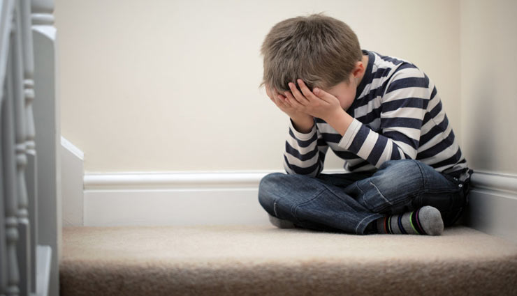 आपकी लड़ाई का बच्चों पर पड़ रहा बुरा असर, जानें नुकसान