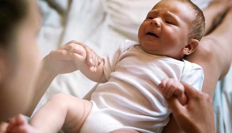 सोशल मीडिया पर वायरल हो रही यह अनोखी चिट्ठी, बच्चे के रोने पर पेरेंट्स ने पड़ोसियों को लिखी