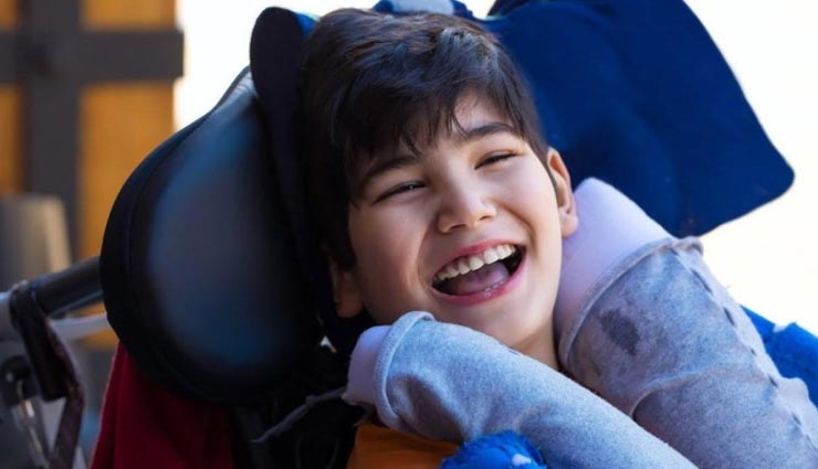 आखिर क्यों अपना ही मांस नोंचकर खाता है यह बच्चा, कारण आपको झकझोर देगा