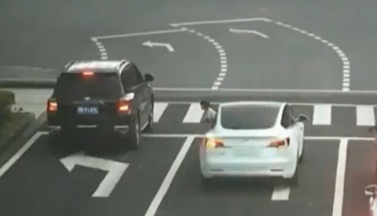VIDEO : हर किसी को खौफजदा कर रहा चलती कार से बच्ची के गिरने का यह नजारा!