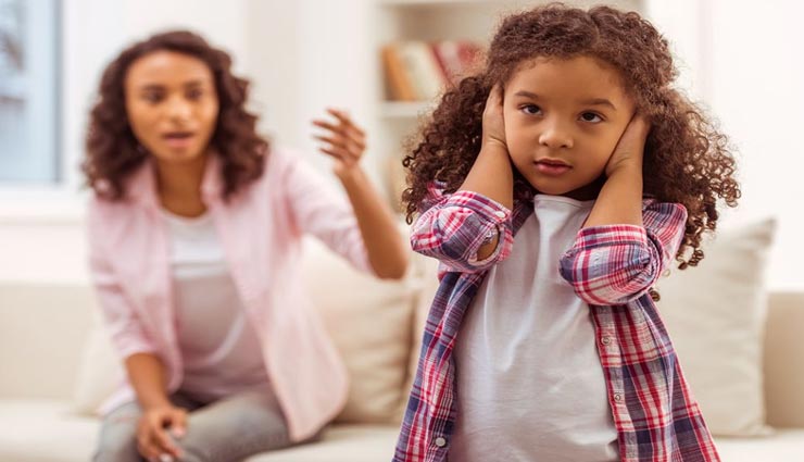 बच्चा करने लगा हैं आपकी बातों को अनसुना, इन तरीकों से करें समझाइश
