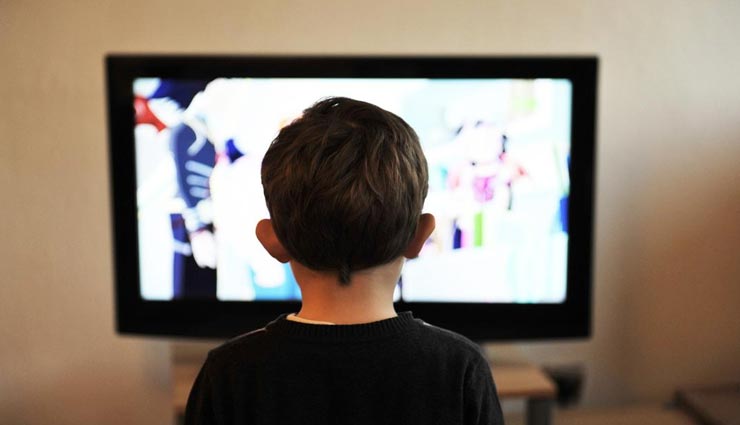 बच्चा पूरे दिन गढ़ोए रखता हैं टीवी में अपनी आंखें, लत छुडवाने के लिए आजमाए ये उपाय 