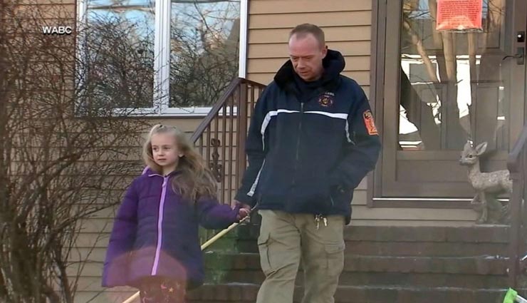 6 साल के बच्ची की समझदारी से बची घर वालों की जान, घटना चौंका देगी आपको weird news,weird incident,new jersey news,6 year old child saves family,saves family from fire