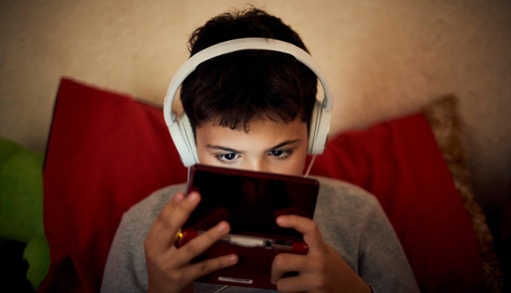 symptoms of social media addiction,child social media addiction,child care tips,parenting tips,relationship tips,family care tips