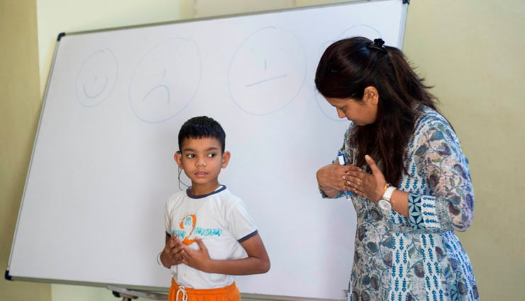 क्या होता है गुड और बेड टच, बच्चों को लिए जानना बेहद जरुरी, ऐसे बताये इनके बारें में good touch and bad touch,tips to teach good touch and bad touch to children,mates and me,relationship tips,relations,parenting tips