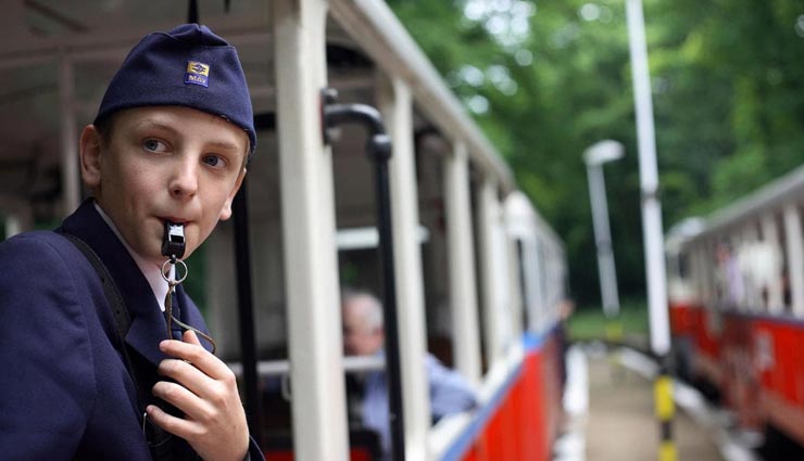 एक अनोखा रेलवे स्टेशन जिसे चलाने की जिम्मेदारी बच्चों पर, इनके काम जानकर रह जाएंगे हैरान