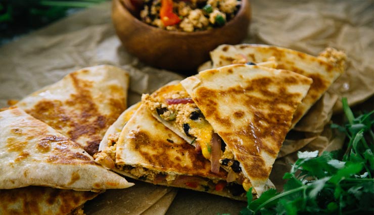 फ्यूज़न में ट्राई करना चाहते हैं अलग स्वाद, आजमाए चिली पनीर कासाडिला #Recipe