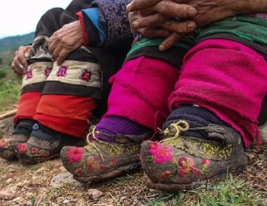 चीन की क्रूर परंपरा : मर्द औरतों के पैरों से हैवानियत करते हैं!