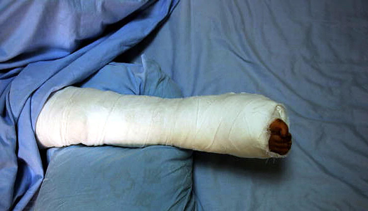 survives 18 storey fall,four year old boy,miraculously survives,18 storey plunge,18 storey fall,china,weird news