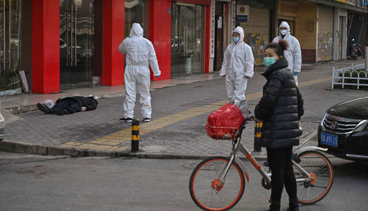 कोरोना वायरस के खौफ में चीन, सड़क पर चलते-चलते एक शख्स की हुई मौत