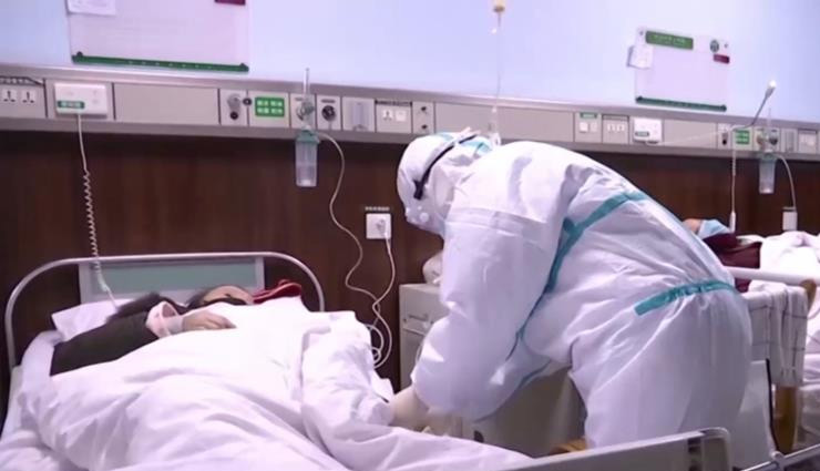 कोरोना वायरस : चीन ने बदला संक्रमित लोगों की गिनती का तरीका, आई गिरावट, उठे सवाल कोरोना वायरस : चीन ने बदला संक्रमित लोगों की गिनती का तरीका, आई गिरावट, उठे सवाल