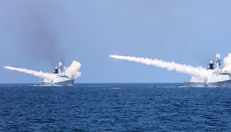 चीन ने अमेरिकी युद्धपोतों के सामने समुद्र में जंगी जहाजों से दागी सैकड़ों मिसाइलें, बढ़ाया तनाव