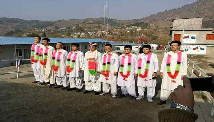 चीन के इस कपल ने रचाई अनोखी शादी, छा गए सुर्ख़ियों में