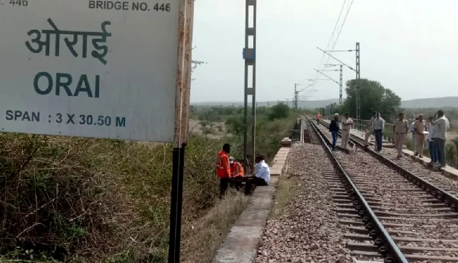 ट्रेन पटरी से उतारने की कोशिश नाकाम, मालगाड़ी की टक्कर से उछलकर दूर गिरा लोहे का