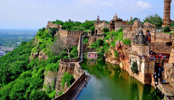 बलिदान के लिए जाना जाता हैं चित्तौड़गढ़ दुर्ग, जानें इसका इतिहास, वास्तुकला, दर्शनीय स्थल और जरूरी जानकारी 