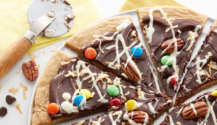homemade chocolate pizza,homemade chocolate pizza recipe,hunger struck,food,easy recipe