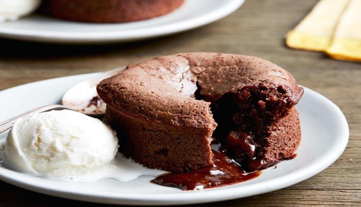 रेस्टोरेंट जैसा 'चोको लावा केक' बनाए घर पर, वो भी कड़ाही में #Recipe