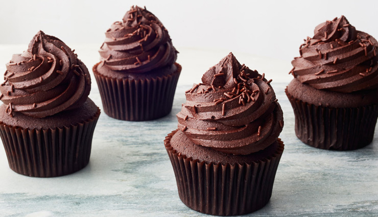 Valentine Week Special: 'चॉकलेट कप केक' बढ़ाएगा आपके बीच का प्यार, जानें इसे बनाने का तरीका #Recipe