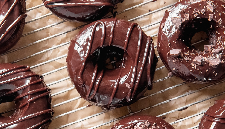 चॉकलेटी डोनट्स के साथ आम दिन भी बन जाएगा खास, आपको जरूर पसंद आएगी यह डिश #Recipe