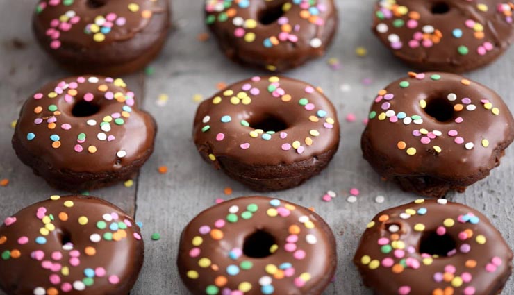 बच्चों की पहली पसंद बन जाएंगे चॉकलेट डोनट्स, बनाना बहुत आसान #Recipe