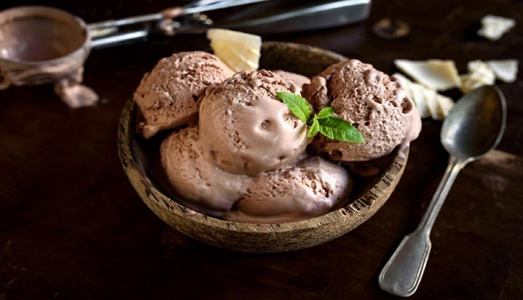 बेहद आसान हैं घर पर चॉकलेट आइस्क्रीम बनाना, गर्मियों का आएगा मजा #Recipe