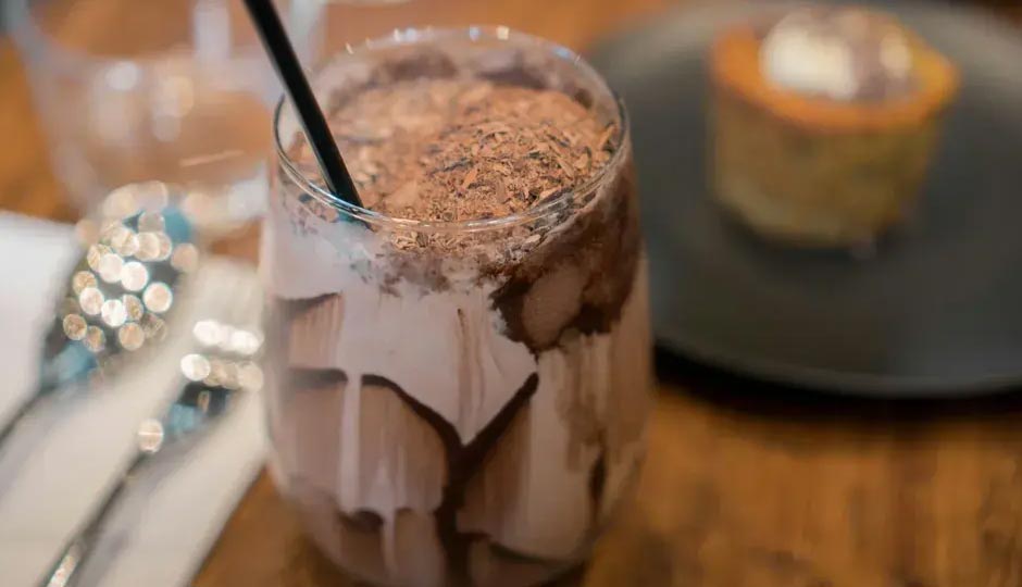 Cafe Style Thick and Creamy Chocolate Milkshake Recipe