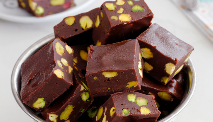 easy to make chocolate fudge,chocolate fudge,chocolate fudge recipe,chocolate fudge with walnuts,chocolate fudge with pista,hungers truck,easy recipes,food