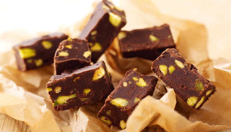 easy to make chocolate fudge,chocolate fudge,chocolate fudge recipe,chocolate fudge with walnuts,chocolate fudge with pista,hungers truck,easy recipes,food