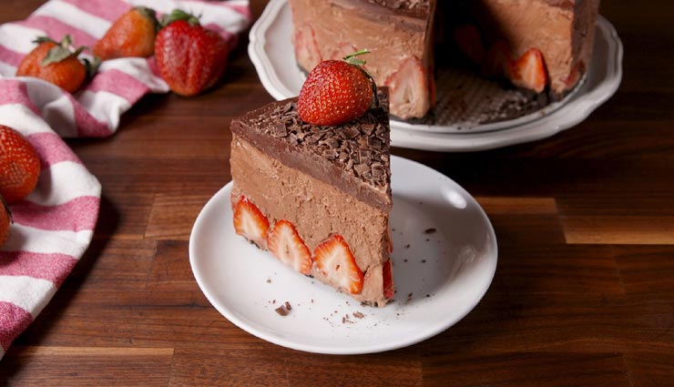 Valentine Special : स्ट्रॉबेरी मूस केक विद चॉकलेट के साथ बनाए दिन को स्पेशल #Recipe strawberry chocolate mousse cake recipe,recipe,recipe in hindi,special recipe