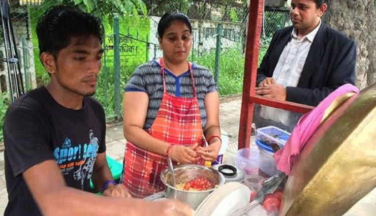 weird news,weird information,gurgaon woman,women sells chole kulche