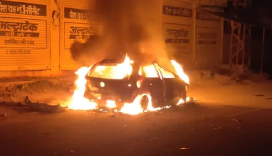 चौमूं में भीषण सड़क हादसा: पलटी और आग का गोला बनी कार, 1 की मौत, 3 घायल