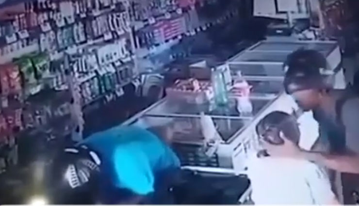 दुकान लूट रहे थे दो लुटेरे, बुजुर्ग महिला का माथा चूमा और कहा - आपका पैसा नहीं लेंगे