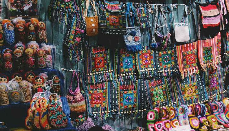 traditional markets in india,new market kolkata,police bazar shillong,floating vegetable market srinagar,janpath delhi,chor bazaar mumbai,ima keithel imphal,kannauj market uttar pradesh,baapu bazaar jaipur,meena bazaar delhi,dadar flower market mumbai