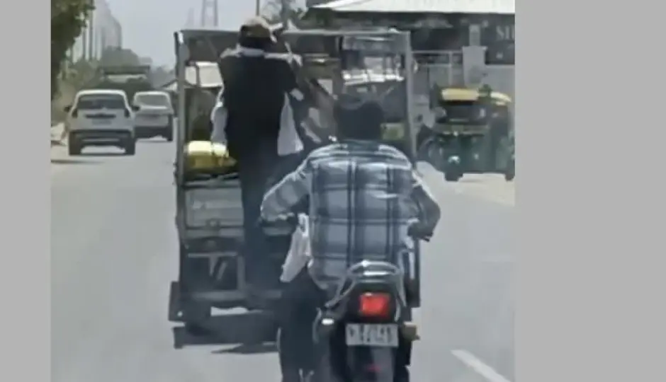 चलती गाड़ी पर फिल्मी स्टाइल में वारदात, बाइक सवार बदमाश काजू का कार्टन ले उड़े; पुलिस ने दोनों को पकड़ा