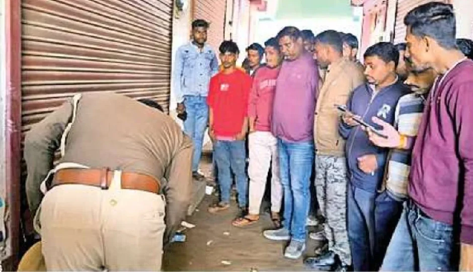 पूर्णिया: मोबाइल दुकान में चोरी, ढाई लाख के 9 फोन लेकर चार बदमाश फरार; CCTV में कैद हुई वारदात