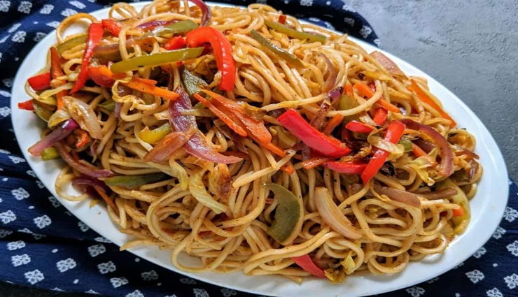 लॉकडाउन रेसिपी : घर पर ही बनाए बाजार जैसी स्पाइसी चाउमीन