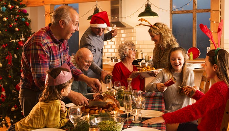 कहीं अविवाहित महिलाएं सैंडल कर के बाहर फेंकती है तो कही स्केटिंग करते हुए लोग पहुंचते है चर्च!, ये हैं क्रिसमस की अजीबोगरीब मान्यताएं 