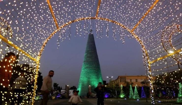 लाखों प्लास्टिक बोतलों से बना डाला 28.5 मीटर लम्बा क्रिसमस ट्री, जल्द होगा गिनीज वर्ल्ड रिकॉर्ड में शामिल