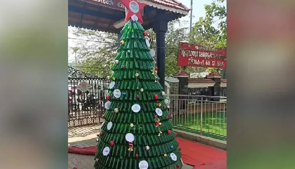 बियर की बोतलों से सजा क्रिसमस ट्री बना सियासी विवाद की वजह, केरल में गर्माई राजनीति