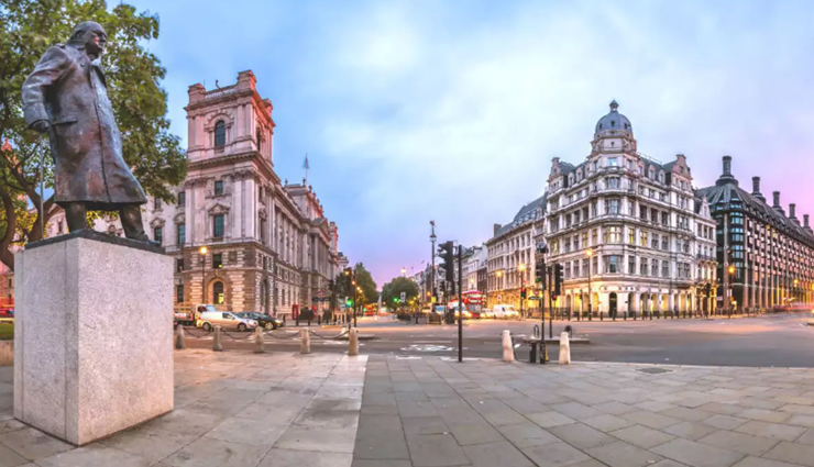 northern lights in canada,aurora magic,polar bears,beluga whales,churchill,manitoba,aurora viewing,wildlife encounters,canadian arctic,churchill tours,arctic adventures