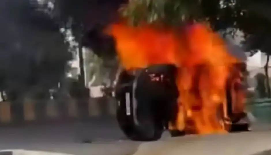 चूरू सड़क हादसा: डंपर से भिड़ी SUV में लगी भीषण आग, 3 की मौत, 5 घायल